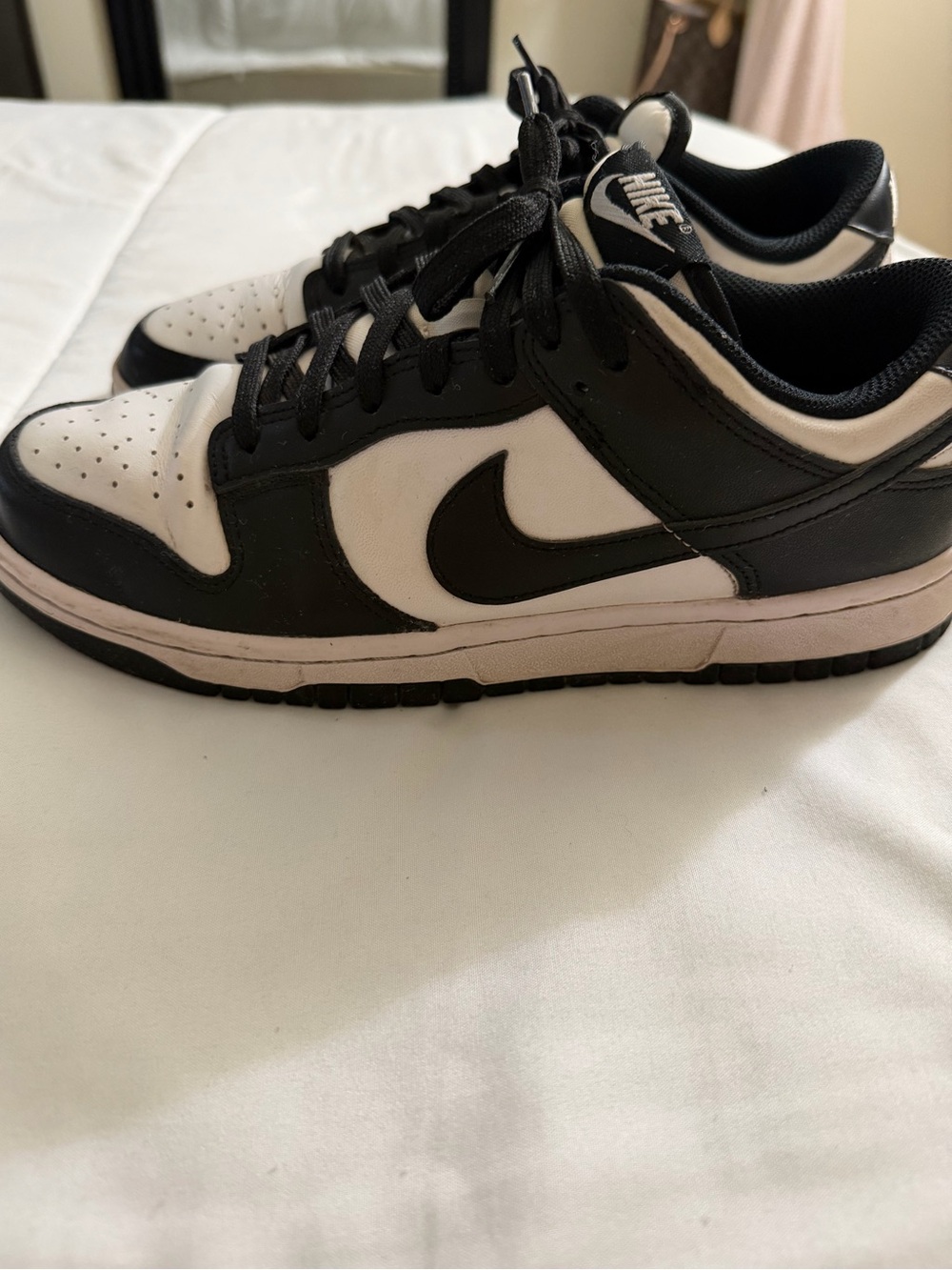 Nike  Black and White Low-Top Sneakers - Classic Swoosh